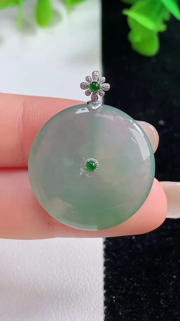 天然A货翡翠平安扣吊坠，尺寸25-4.3，重量:6.40g
9月14日