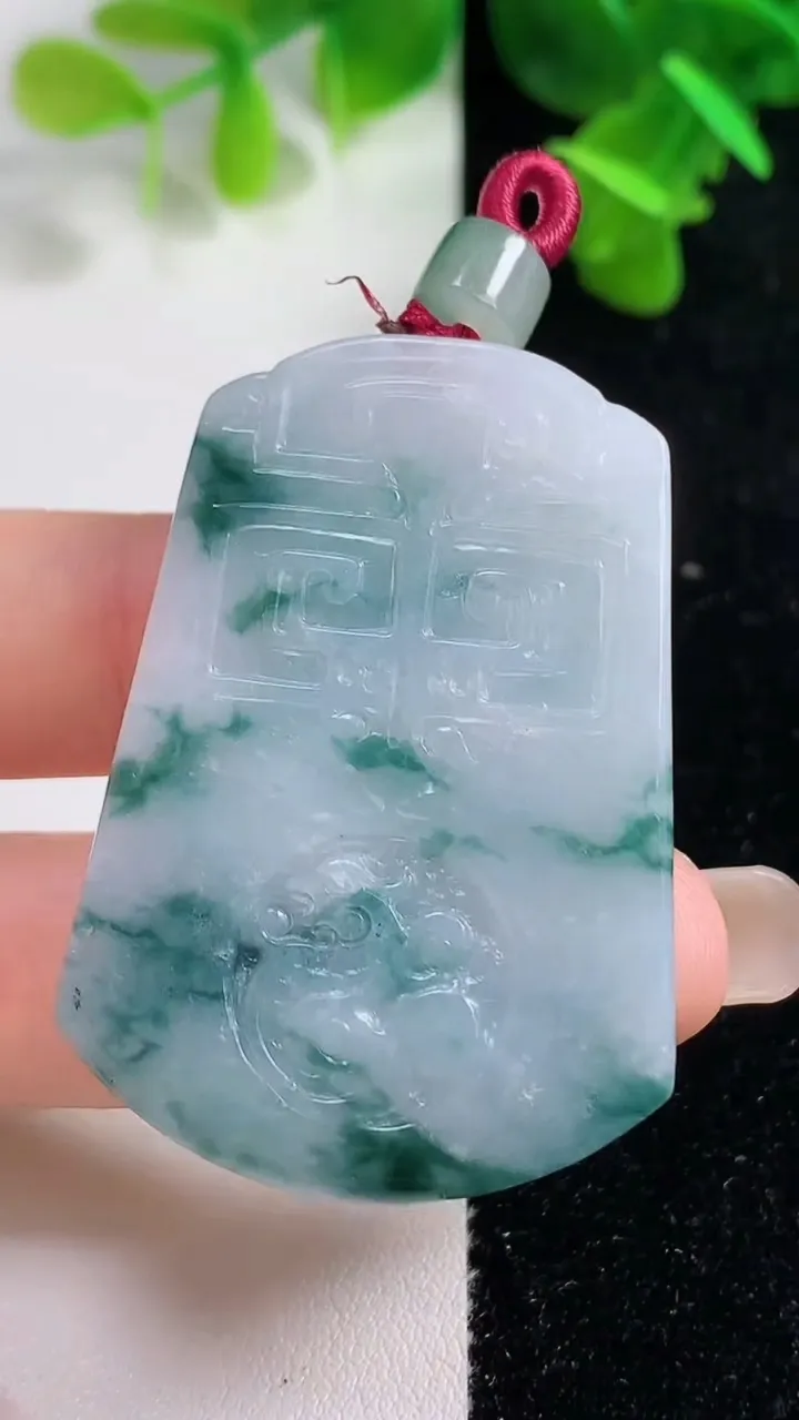 天然A货翡翠冰种飘花仿古无事牌吊坠，尺寸47-33-5.3，重量:24.00g
9月14日
