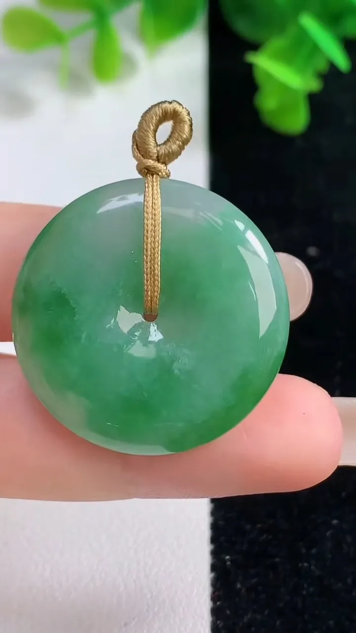 天然A货翡翠平安扣吊坠，尺寸29.4-5.3，重量:10.28g
9月14日