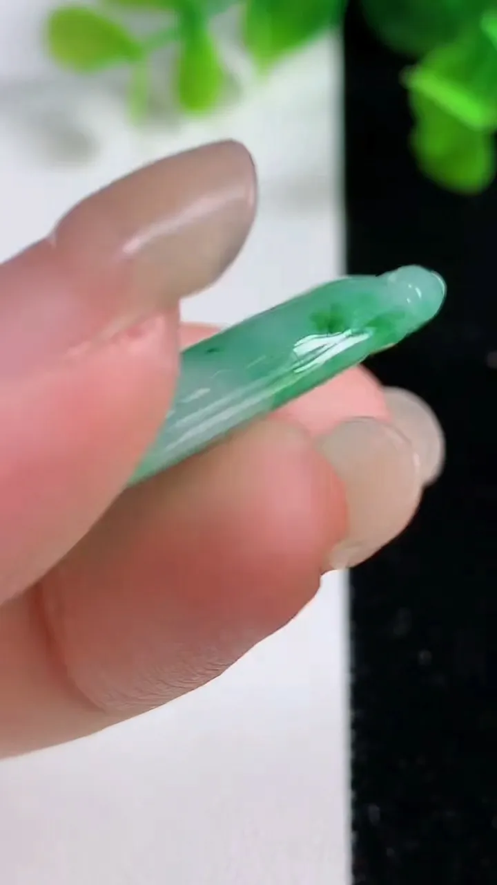 天然A货翡翠如意吊坠，尺寸39.6-25-5.6，重量:12.29g
9月14日
