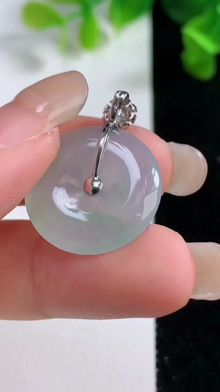 天然A货翡翠平安扣吊坠，尺寸20-3.2，重量:3.50g
9月14日