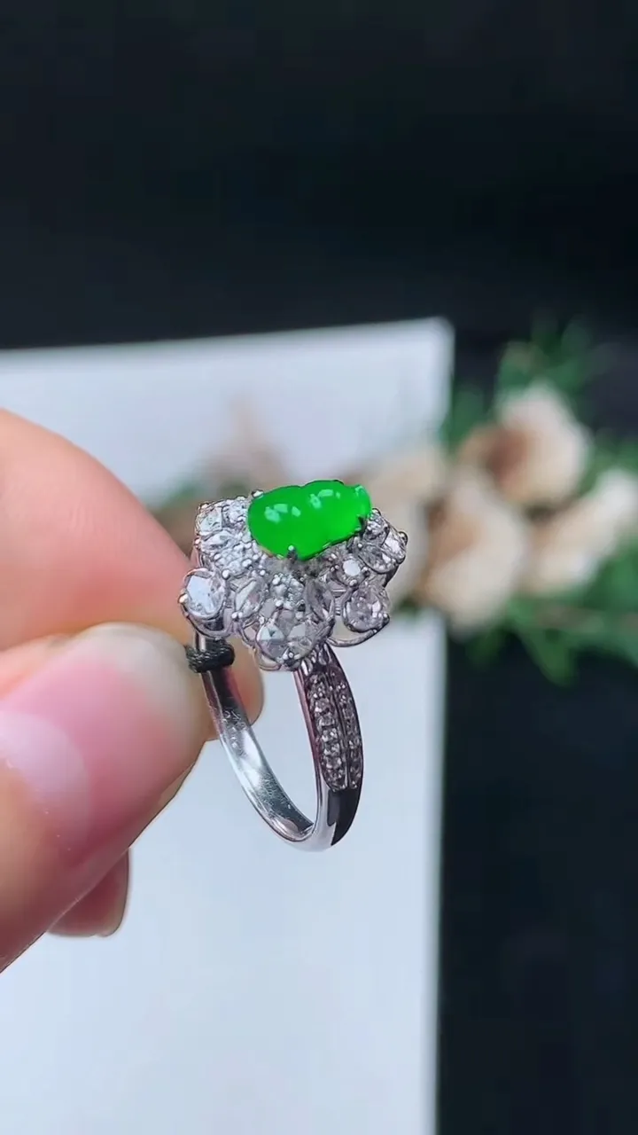 天然A货翡翠葫芦戒指，尺寸17-6.8-4.4，重量:3.12g2025年9月14日
工厂直销收藏佳品,种好水足，色泽均匀，有种有色，上手高大气！
