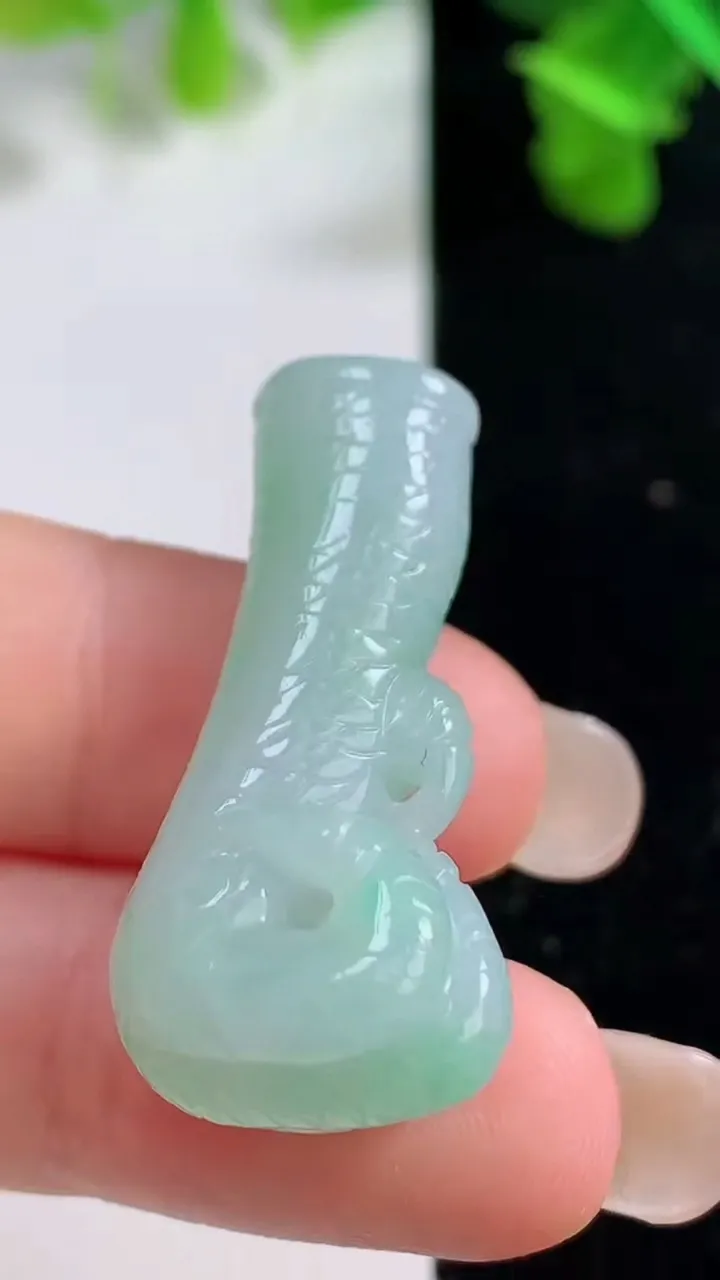 天然A货翡翠龙爪吊坠，尺寸35.6-15.4-11.6，重量:9.60g
9月14日