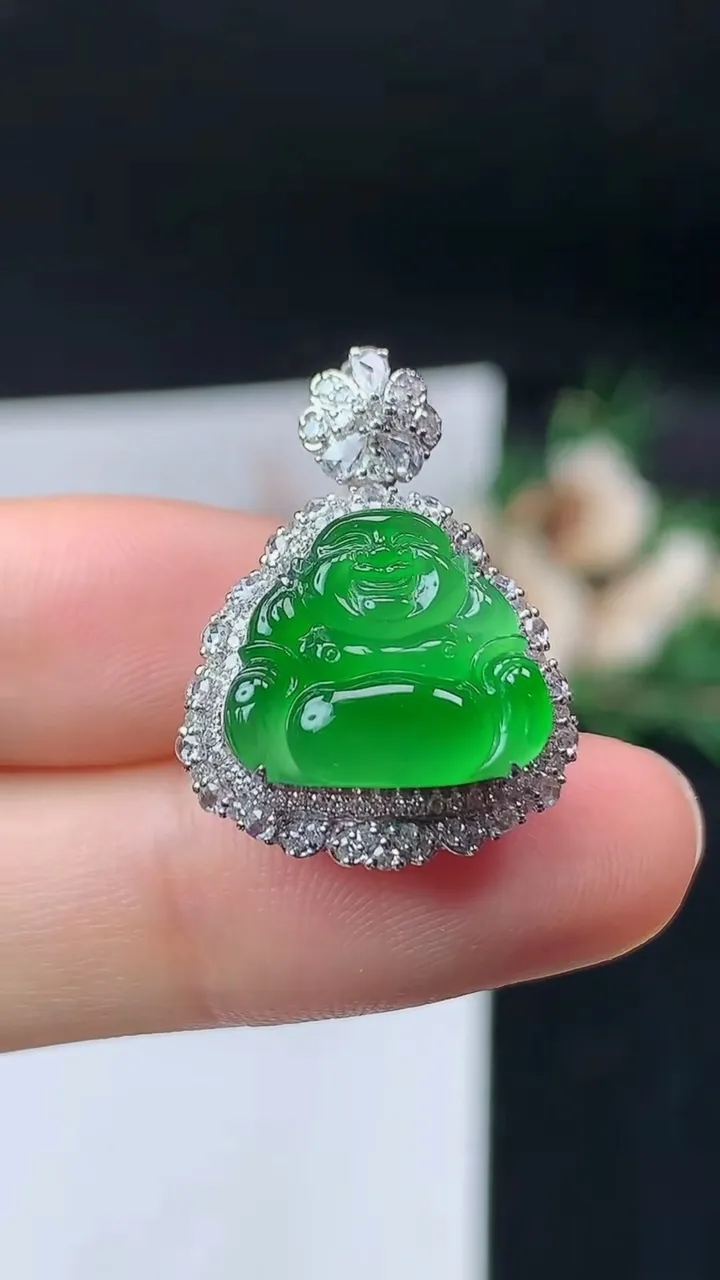 天然A货翡翠佛公吊坠，尺寸24.7-18.2-10.4，裸石12.6-14.2，重量:4.03g
9月14日