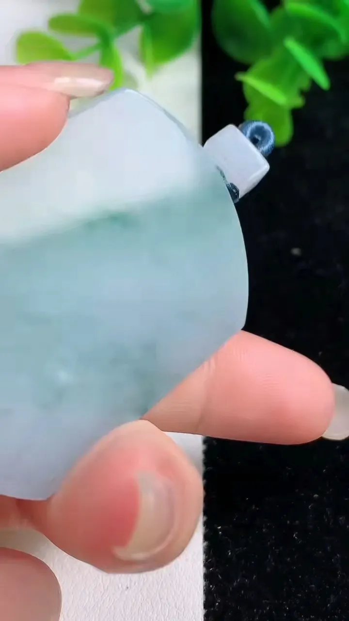 天然A货翡翠飘花无事牌吊坠，尺寸51-38-5.5，重量:33.55g
9月14日