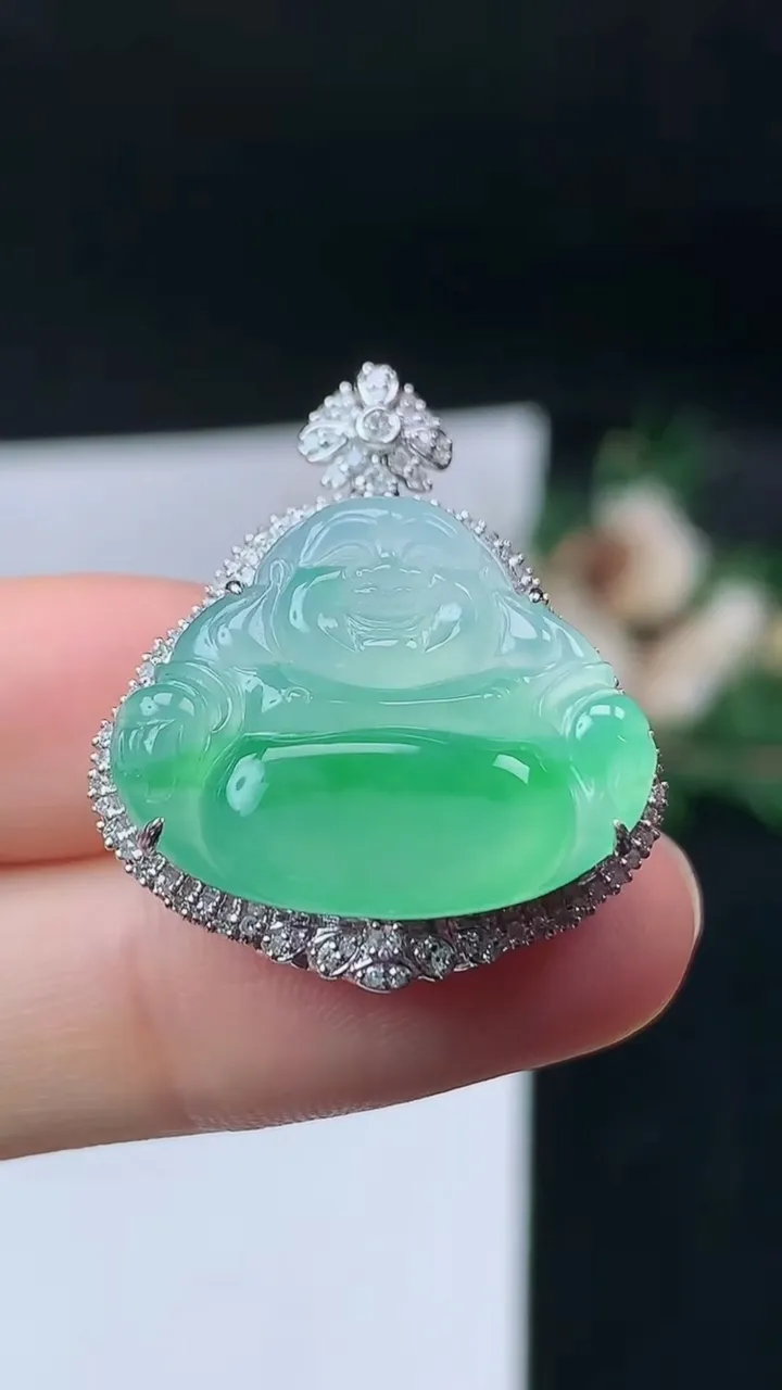 天然A货翡翠佛公吊坠，尺寸29.5-25-10.4，裸石18.4-22.7，重量:6.95g
9月1