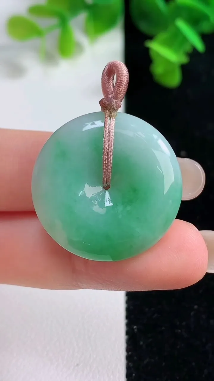 天然A货翡翠平安扣吊坠，尺寸26.8-5.6，重量:8.80g
9月14日