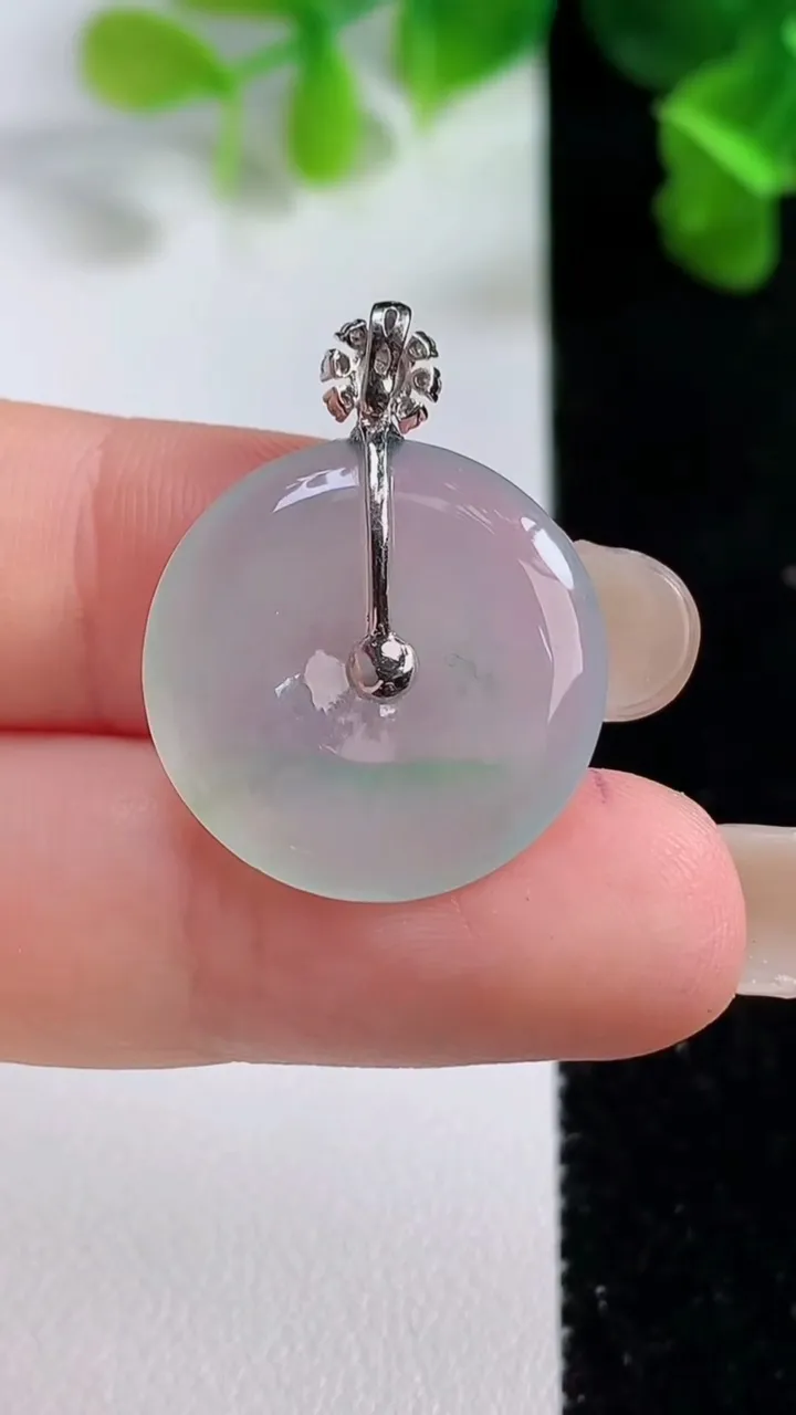 天然A货翡翠平安扣吊坠，尺寸20-3.2，重量:3.50g
9月14日