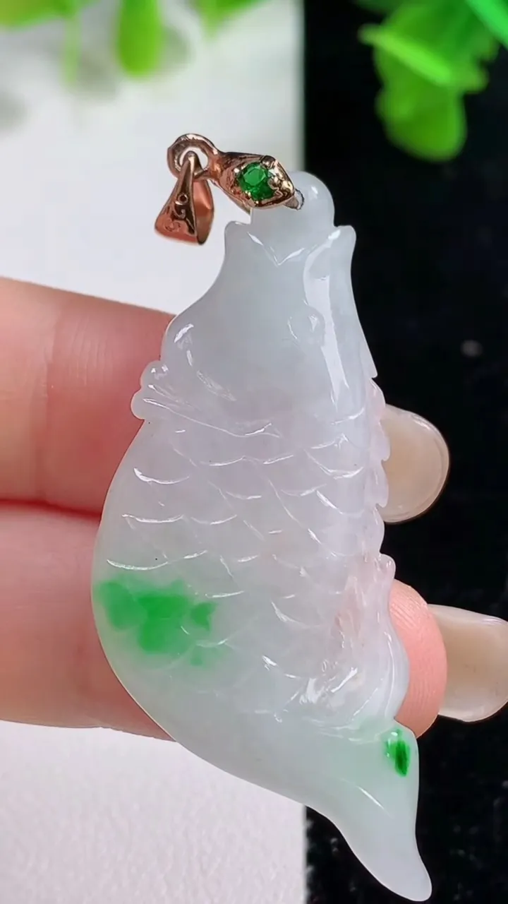 天然A货翡翠年年有余吊坠，尺寸38.3-20-4.8，重量:8.40g
9月14日
