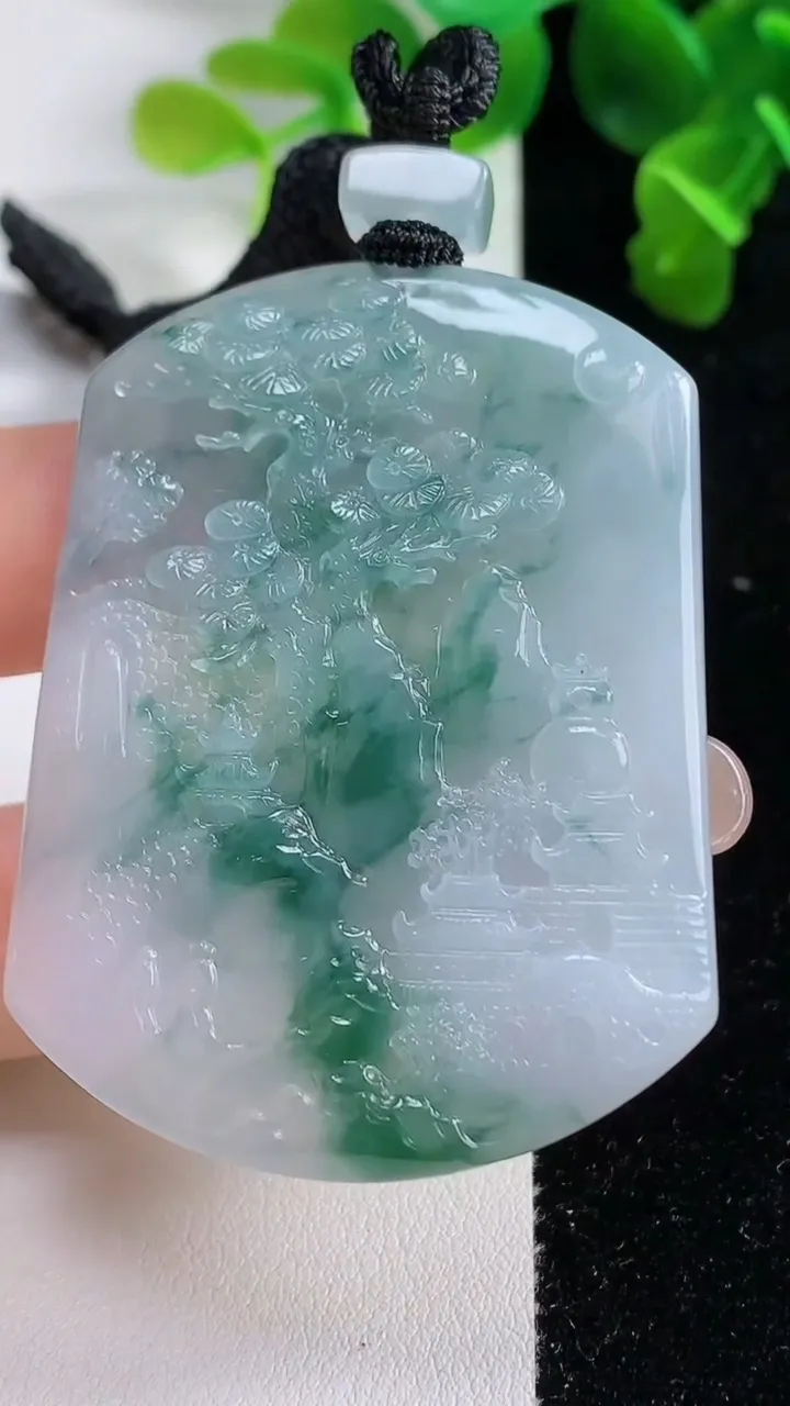 天然A货翡翠牌吊坠，尺寸54.8-41-5.7，重量:31.87g
9月14日