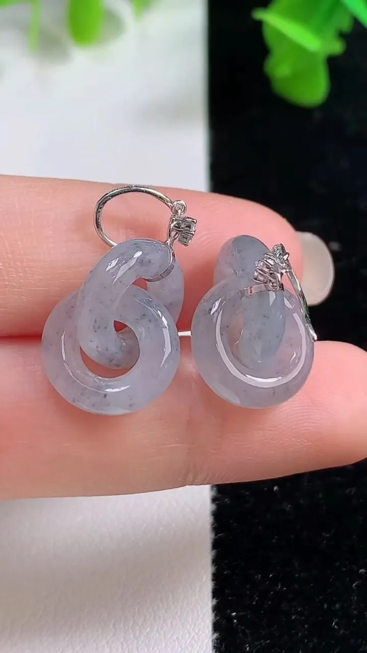 天然A货翡翠种乌鸡种环环相扣耳坠，尺寸13-3.7，重量:6.15g
9月14日