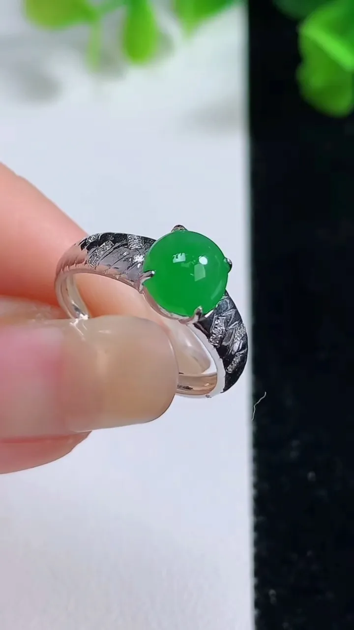 天然A货翡翠蛋面戒指，尺寸18.5-7.6，重量:2.79g2025年9月14日
工厂直销收藏佳品,种好水足，色泽均匀，有种有色，上手高大气！