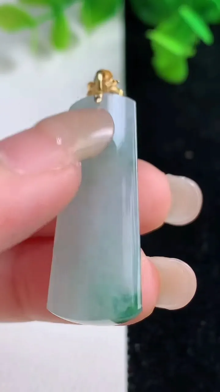 天然A货翡翠种飘花无事牌吊坠，尺寸35.7-13.3-6.2，重量:7.04g
9月14日