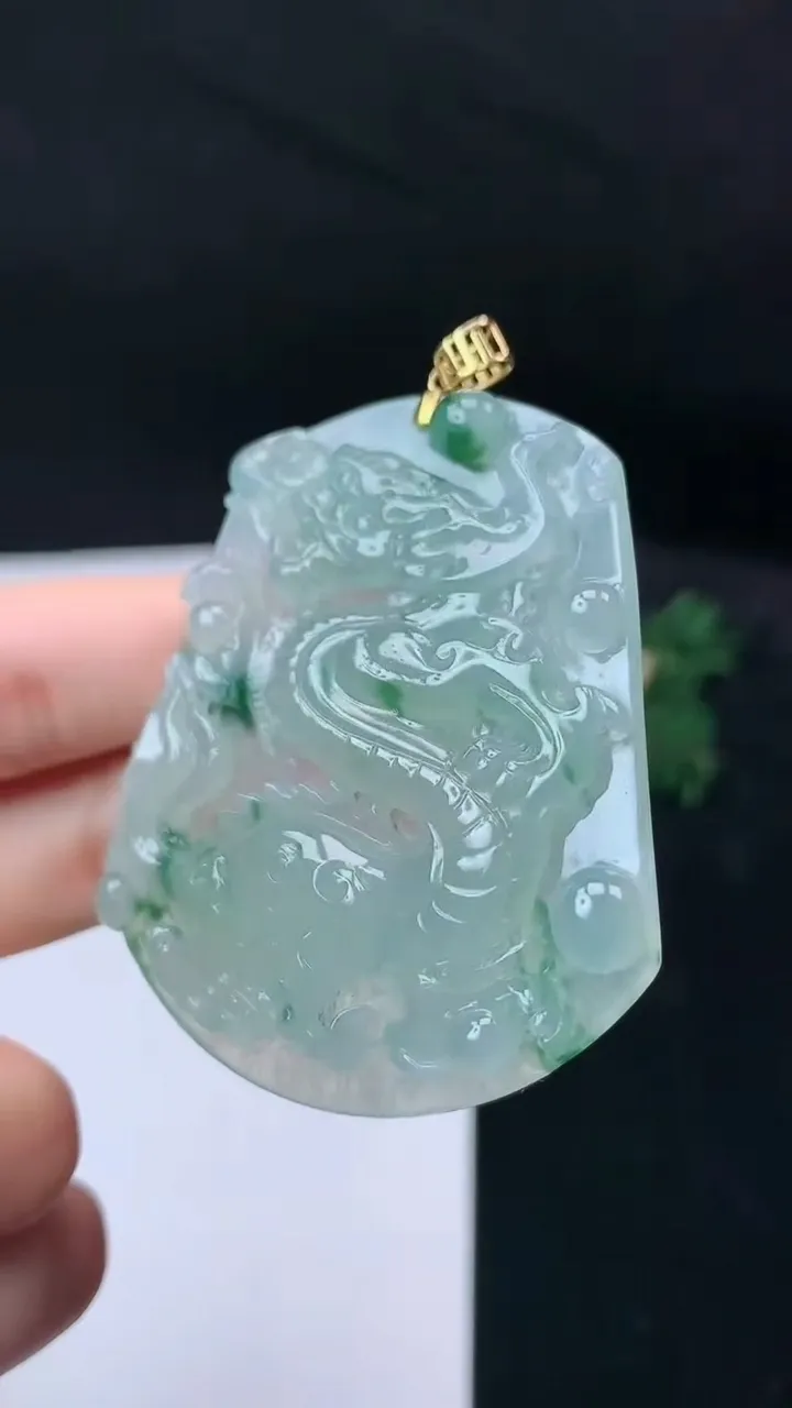 天然A货翡翠龙牌吊坠，尺寸55.8-49.2-6，重量:32.58g
9月14日