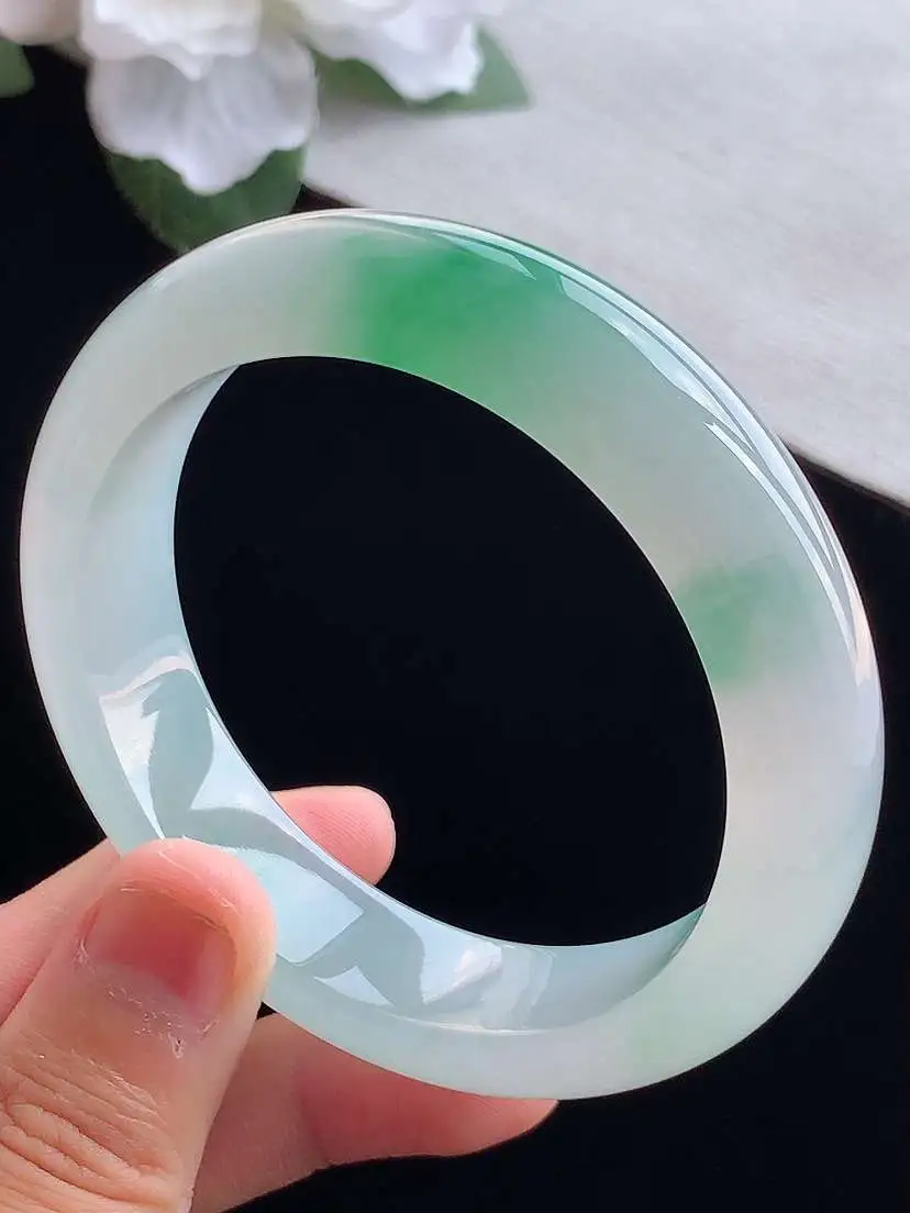 a货翡翠老坑冰种飘绿正装正圈手镯55-56圈口  尺寸55.6×14×8.5mm 重量67.30g 