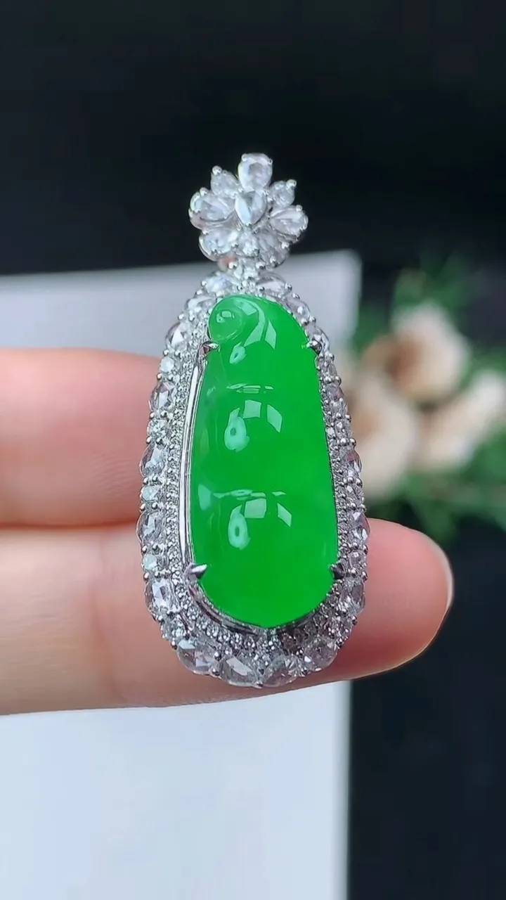 天然A货翡翠福豆吊坠，尺寸38.3-15.6-13.2，裸石22.7-9.3，重量:7.19g
9月