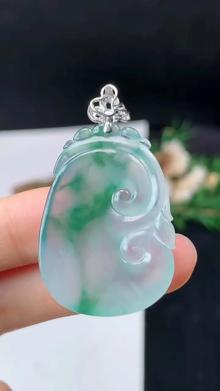 天然A货翡翠如意吊坠，尺寸34.2-24.2-4.3，重量:7.03g
9月14日