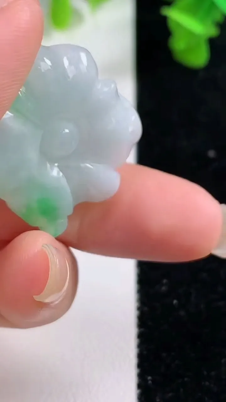 天然A货翡翠和和美美 荷花吊坠，尺寸28.6-30-10，重量:10.39g
9月14日