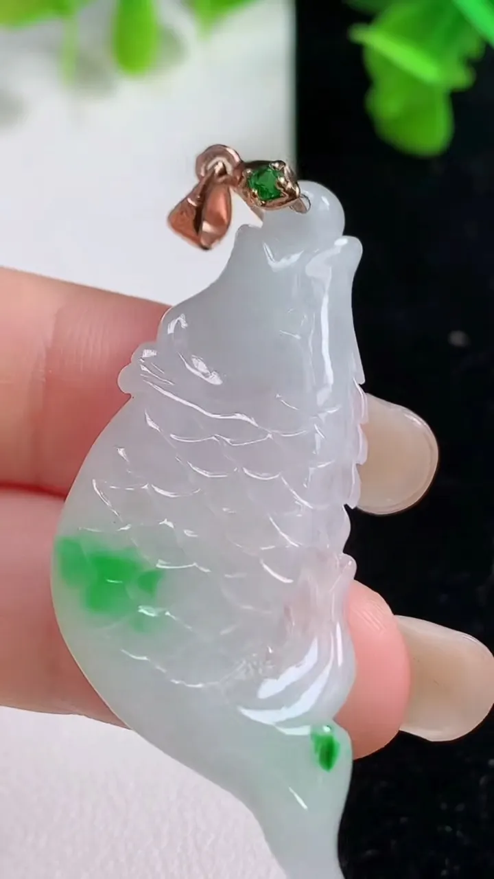 天然A货翡翠年年有余吊坠，尺寸38.3-20-4.8，重量:8.40g
9月14日