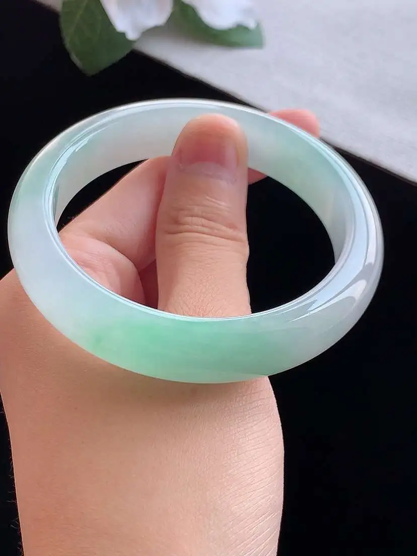 a货翡翠老坑冰种飘绿正装正圈手镯55-56圈口  尺寸55.8×12.4×8mm 重量58.49g 0913