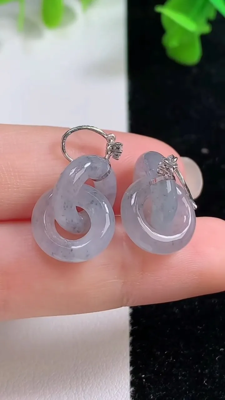 天然A货翡翠种乌鸡种环环相扣耳坠，尺寸13-3.7，重量:6.15g
9月14日