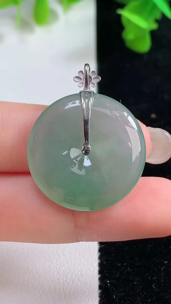 天然A货翡翠平安扣吊坠，尺寸25-4.3，重量:6.40g
9月14日