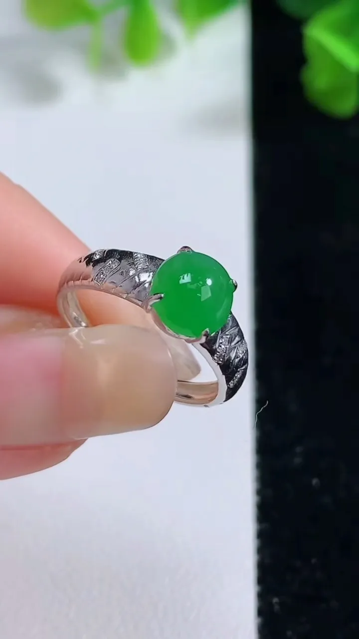 天然A货翡翠蛋面戒指，尺寸18.5-7.6，重量:2.79g2025年9月14日
工厂直销收藏佳品,种好水足，色泽均匀，有种有色，上手高大气！