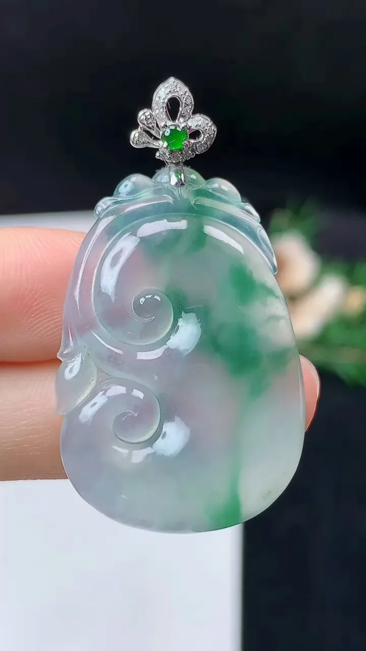 天然A货翡翠如意吊坠，尺寸34.2-24.2-4.3，重量:7.03g
9月14日
