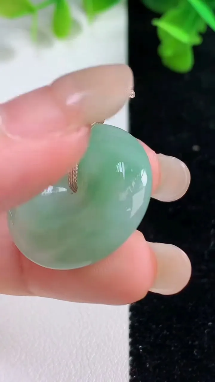 天然A货翡翠平安扣吊坠，尺寸26-7.3，重量:10.44g
9月14日