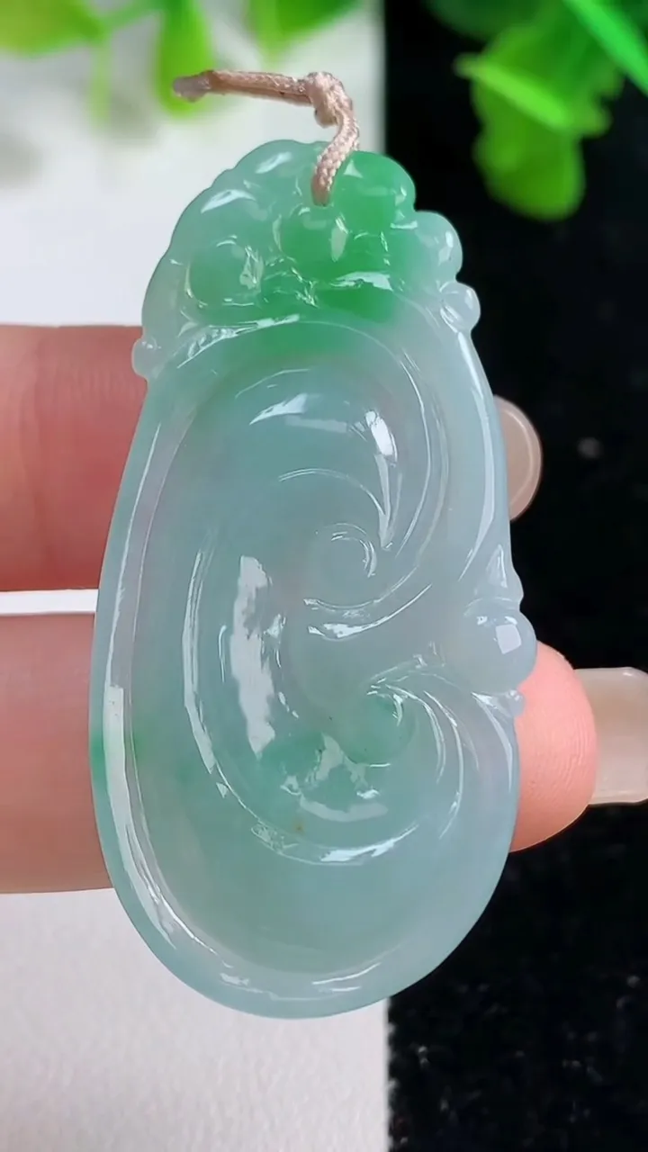 天然A货翡翠如意吊坠，尺寸42-23-4.8，重量:9.54g
9月14日