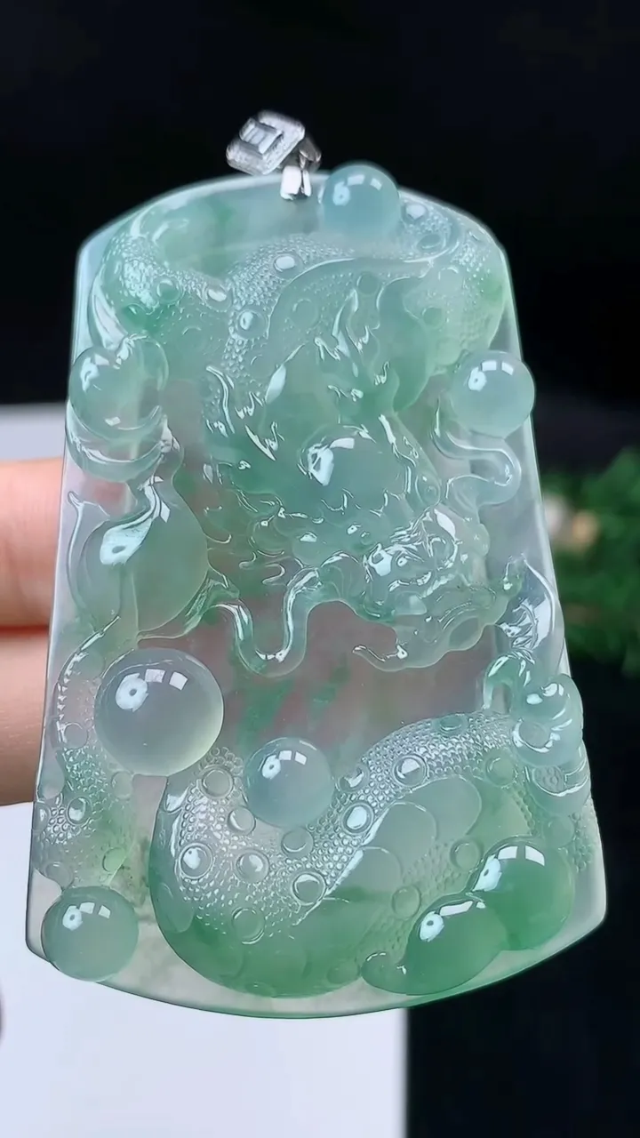 天然A货翡翠龙牌吊坠，尺寸62.6-40.5-6.5，重量:31.95g
9月14日