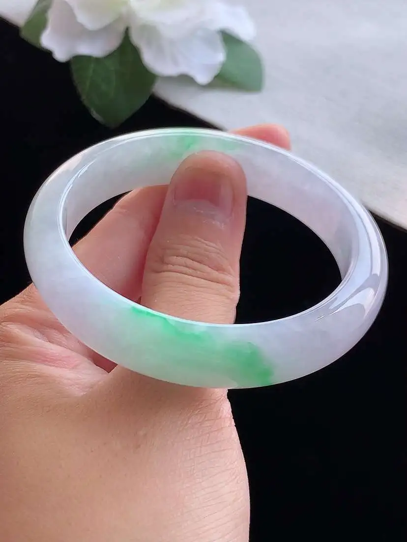 a货翡翠老坑冰种飘绿贵妃手镯52-53小圈口  尺寸52.6×45.5×12.7×7mm 重量45.
