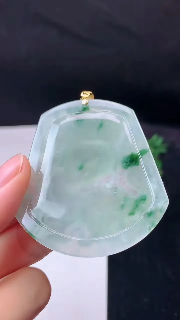 天然A货翡翠龙牌吊坠，尺寸55.8-49.2-6，重量:32.58g
9月14日