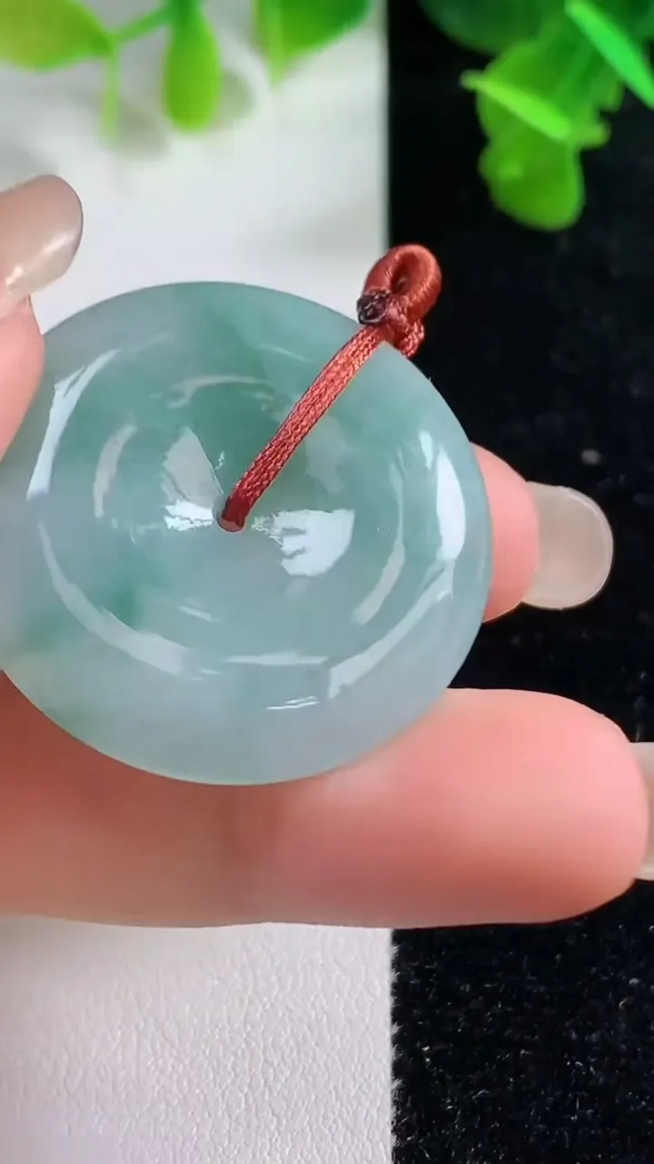 天然A货翡翠冰种飘花平安扣吊坠，尺寸32.6-5.4，重量:12.45g
9月14日