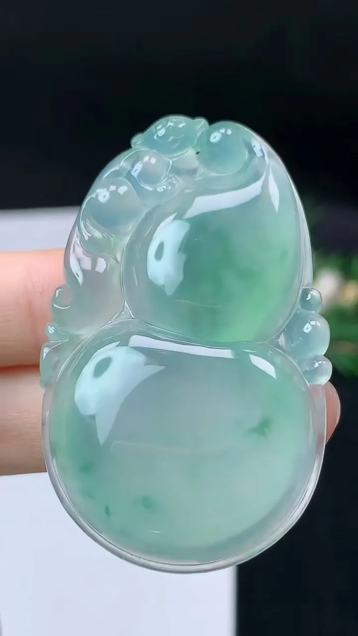 天然A货翡翠葫芦吊坠，尺寸51.3-32.9-7.3，重量:21.37g
9月14日