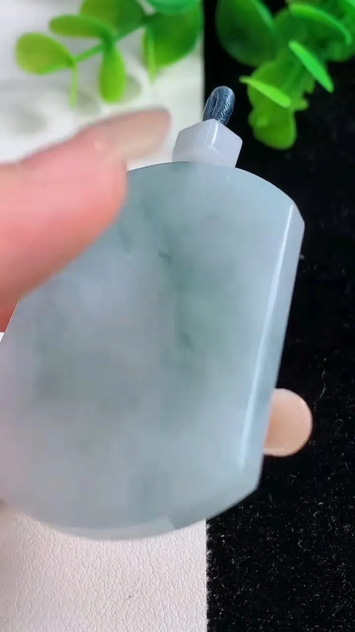 天然A货翡翠飘花无事牌吊坠，尺寸51-38-5.5，重量:33.55g
9月14日