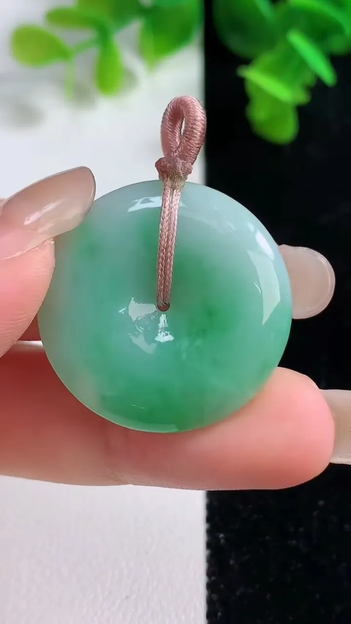 天然A货翡翠平安扣吊坠，尺寸26.8-5.6，重量:8.80g
9月14日