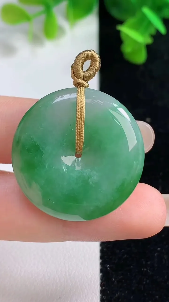 天然A货翡翠平安扣吊坠，尺寸29.4-5.3，重量:10.28g
9月14日