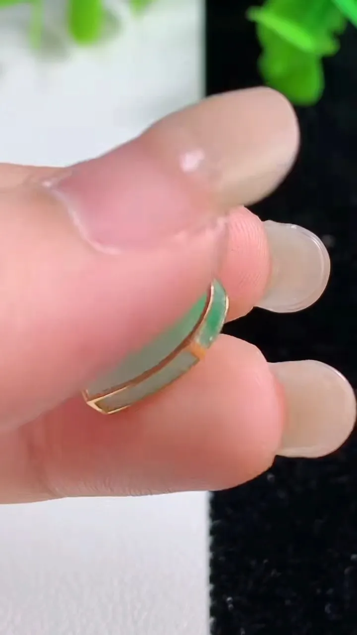 天然A货翡翠爱心吊坠，尺寸15-13.3-2.8，重量:1.52g
9月14日