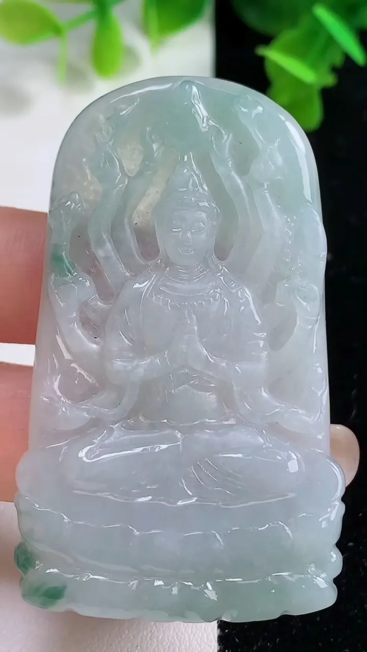 天然A货翡翠冰种飘花千手观音吊坠，尺寸60-36.2-4.5，重量:24.82g
9月14日