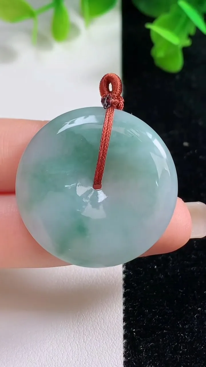 天然A货翡翠冰种飘花平安扣吊坠，尺寸32.6-5.4，重量:12.45g
9月14日