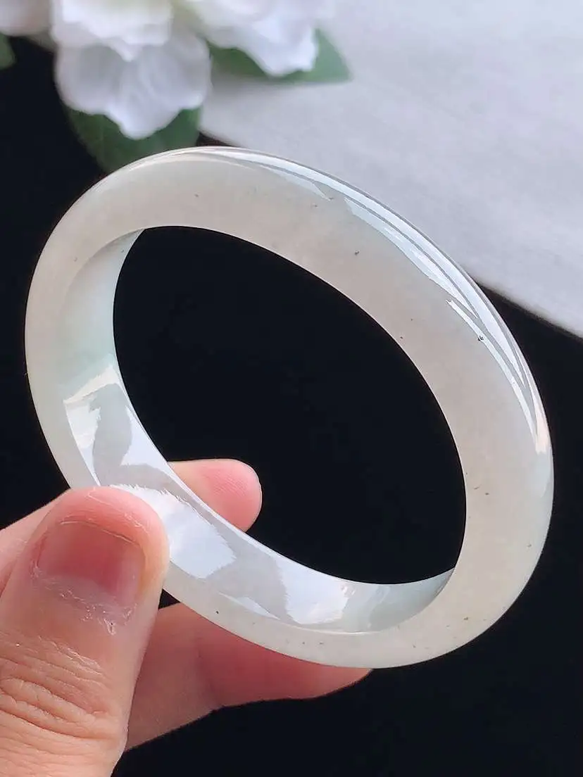a货翡翠老坑冰种飘绿贵妃手镯52-53小圈口  尺寸52.3×45×12.8×6.5mm 重量41.