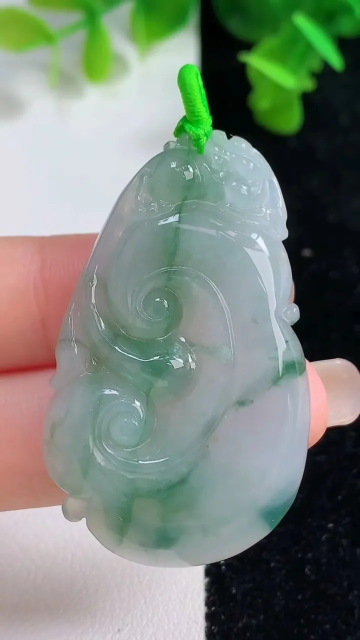 天然A货翡翠冰种飘花如意吊坠，尺寸47.3-28.8-6.5，重量:16.60g
9月14日