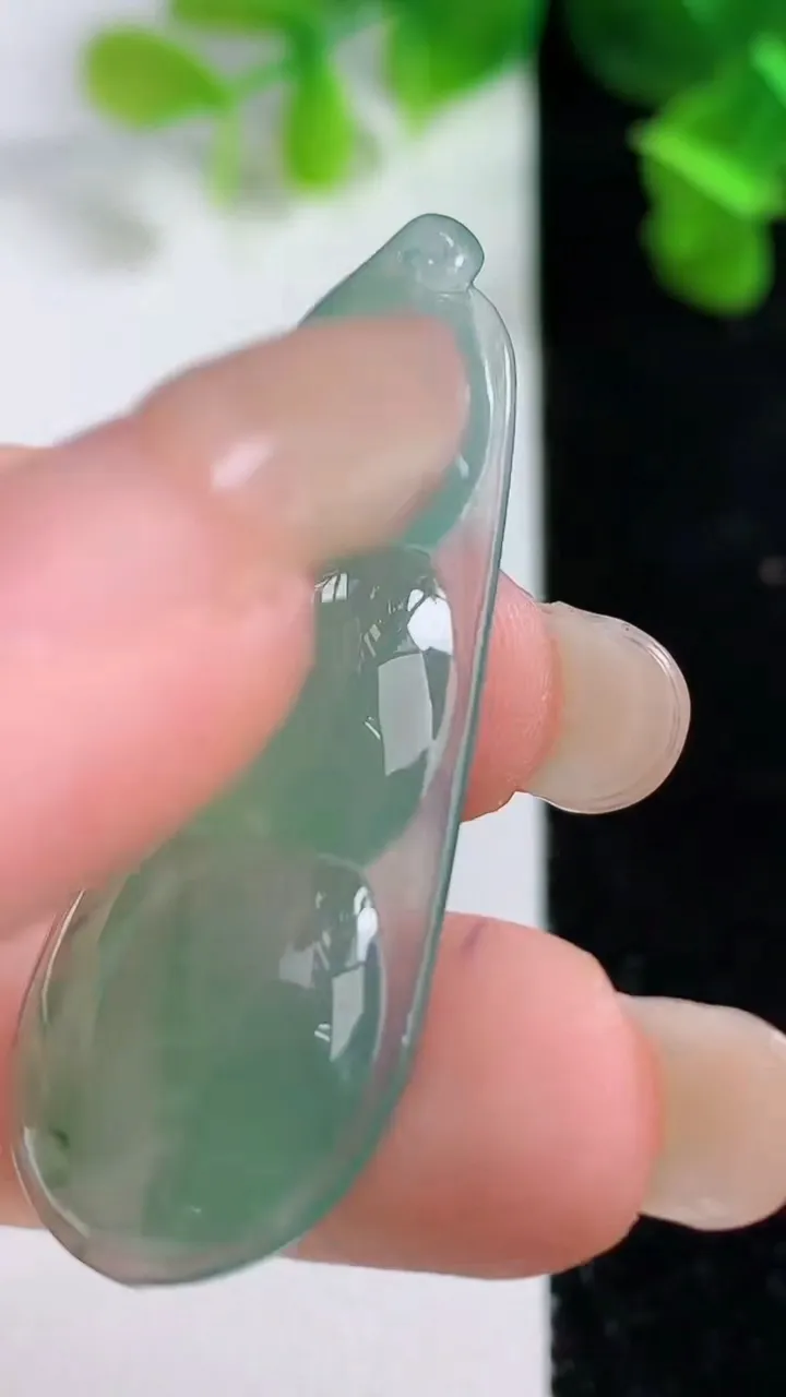 天然A货翡翠福豆吊坠，尺寸43-16.6-5.3，重量:6.51g
9月14日