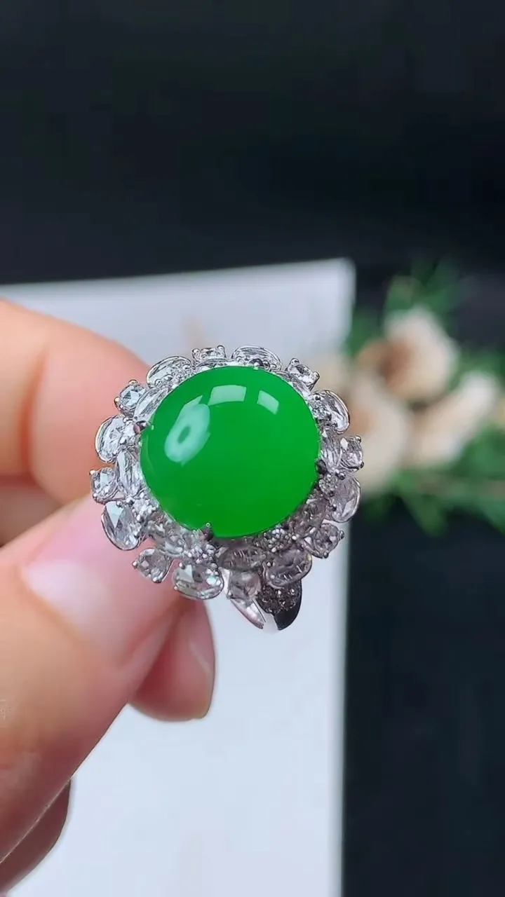天然A货翡翠蛋面戒指，尺寸17-12-11.5，重量:6.22g2025年9月14日
工厂直销收藏佳品,种好水足，色泽均匀，有种有色，上手高大气！