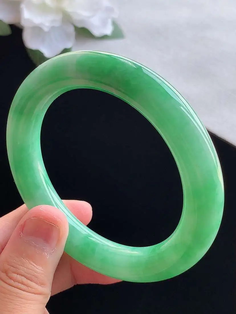 a货翡翠老坑冰润满绿圆条手镯54-55圈口  尺寸54.8×11mm 重量64.80g 0913