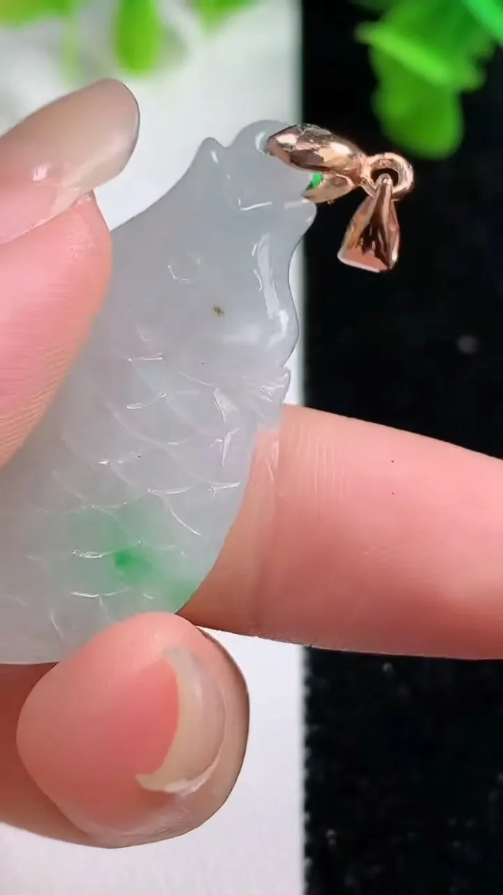 天然A货翡翠年年有余吊坠，尺寸38.3-20-4.8，重量:8.40g
9月14日