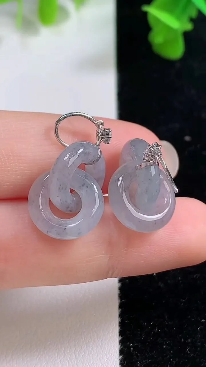 天然A货翡翠种乌鸡种环环相扣耳坠，尺寸13-3.7，重量:6.15g
9月14日
