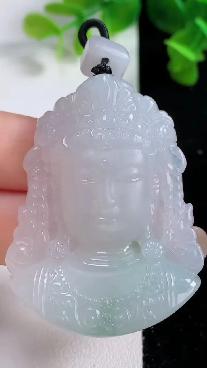 天然A货翡翠冰种飘花观音头吊坠，尺寸49.7-36.8-11.2，重量:34.00g
9月14日