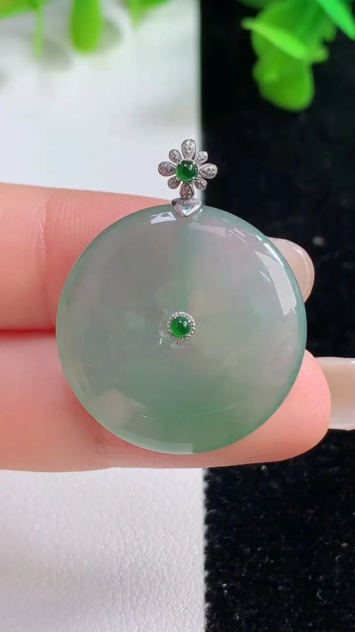 天然A货翡翠平安扣吊坠，尺寸25-4.3，重量:6.40g
9月14日